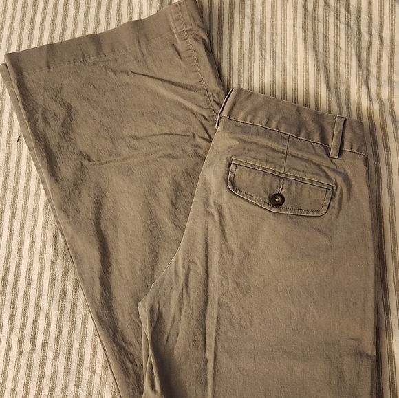 GAP Straight Fit Flared Leg Pants khaki size 6 Regular - Picture 2 of 3